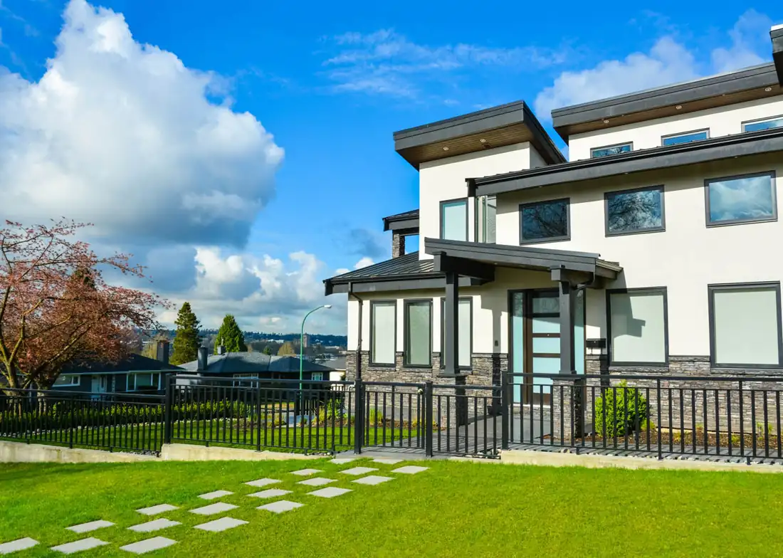 Aluminum fence at a modern home